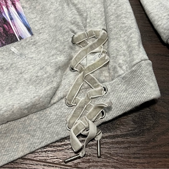 D Signed Descendants Graphic Sweatshirt Large Girls Laced Gray Pullover Cotton - Picture 8 of 8